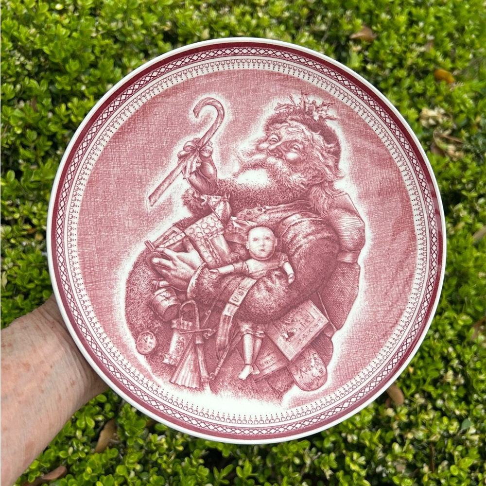 Josiah Wedgwood and sons Red Santa  Williams Sonoma Decorative Holiday Plate